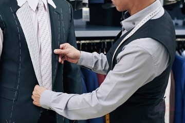 Le costume de votre mariage: Sur Mesure (dès 850 €) ou en Location (dès 139 €). Découvrez notre Deal Mariage: costume + gilet + chemise Sur Mesure et conseillé par un expert Mariage à à 1000 € tout compris.